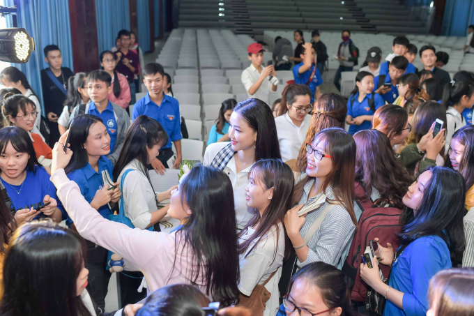 Maya hội ngộ Hoa hậu Mỹ Linh tại Nha Trang