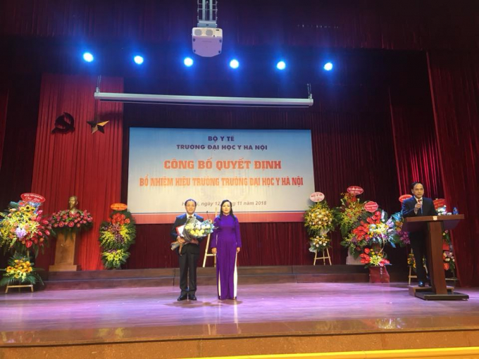 Bộ trưởng Bộ Y tế Nguyễn Thị Kim Tiến trao hoa v&agrave; quyết định bổ nhiệm cho GS.TS Tạ Th&agrave;nh Văn.&nbsp;