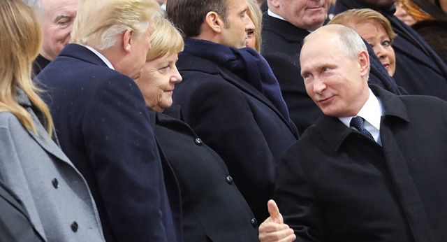 Tổng thống Vladimir Putin tr&ograve; chuyện với Tổng thống Mỹ Donald Trump v&agrave; Thủ tướng Đức Angela Merkel tại sự kiện kỷ niệm 100 năm kết th&uacute;c Thế chiến 1 ở Ph&aacute;p h&ocirc;m 11/11. (Ảnh: Sputnik)