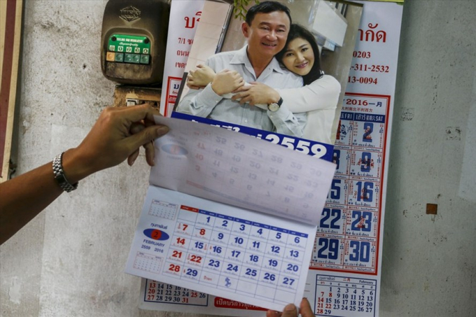 Ảnh lịch anh em cựu Thủ tướng Thaksin v&agrave; Yingluck Shinawatra - những người vẫn nhận được sự ủng hộ của d&acirc;n ngh&egrave;o Th&aacute;i Lan. Ảnh: Reuters