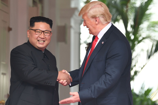Tổng thống Trump bắt tay nh&agrave; l&atilde;nh đạo Triều Ti&ecirc;n Kim Jong-un tại cuộc gặp ở Singapore hồi th&aacute;ng 6. (Ảnh: AFP)
