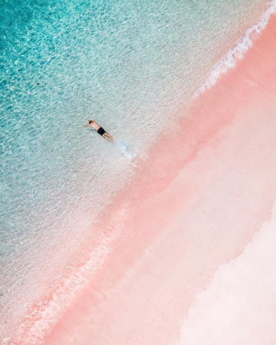 B&atilde;i biển hồng nổi tiếng ở đảo Kodomo, Indonesia.