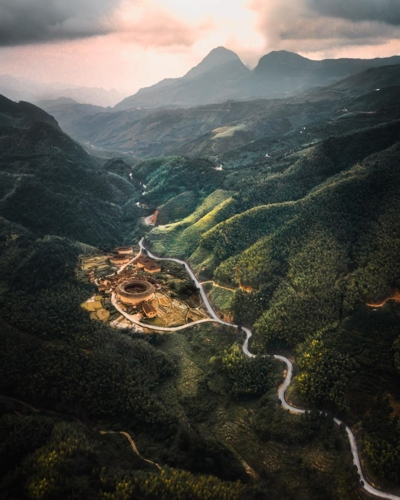 Những con đường ngoằn ngh&egrave;o chạy qua những khu rừng xanh thẳm ở Ph&uacute;c Kiến, Trung Quốc.