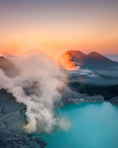 Những ngọn n&uacute;i lửa ở Kawah Ijen, Đ&ocirc;ng Java, Indonesia khi chụp từ tr&ecirc;n cao.