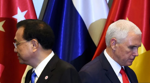 Thủ tướng Trung Quốc L&yacute; Khắc Cường (tr&aacute;i) v&agrave; Ph&oacute; Tổng thống Mỹ Mike Pence rời s&acirc;n khấu sau nghi thức chụp ảnh chung tại hội nghị ASEAN ở Singapore ng&agrave;y 15/11. (Ảnh: AFP)