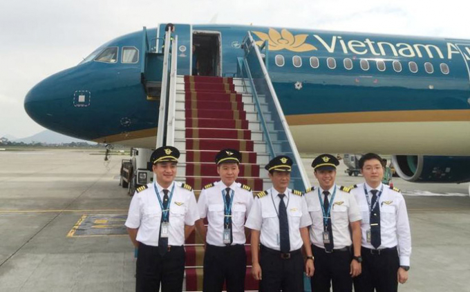 Đội bay vừa l&aacute;i chiếc Airbus A321neo đầu ti&ecirc;n của Vietnam Airlines