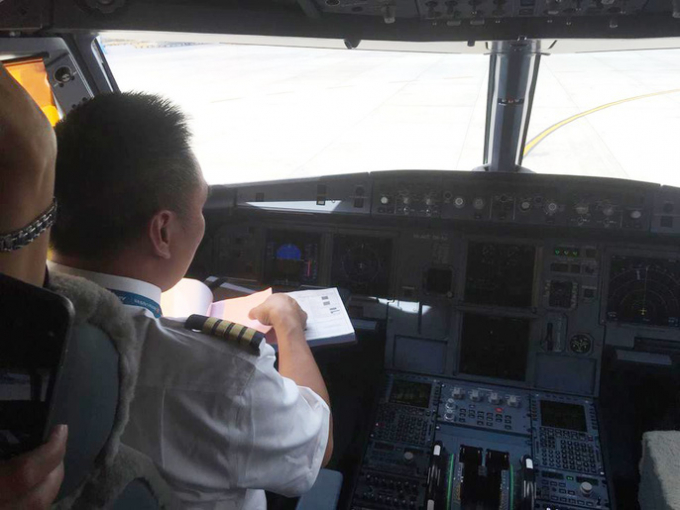 Anh Ngọc, cơ trưởng chuyến bay, đang nhập liệu sau khi ho&agrave;n tất chuyến bay b&ecirc;n trong buồng l&aacute;i m&aacute;y bay A321neo thế hệ mới