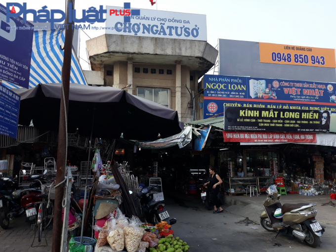 Cổng ch&iacute;nh của chợ nằm tr&ecirc;n đường Nguyễn Tr&atilde;i.