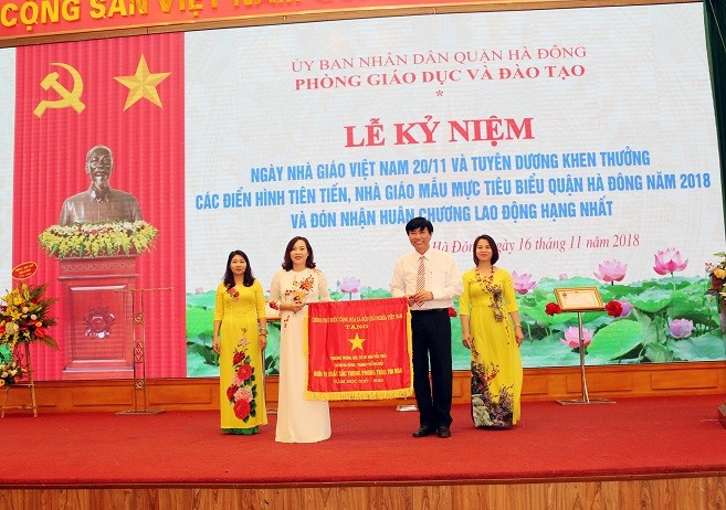Đại diện trường THCS Nguyễn Tr&atilde;i quận đ&oacute;n nhận Cờ thi đua của Thủ tướng Ch&iacute;nh phủ trao tặng  (ảnh H&agrave; Vy - Quỳnh Trang)