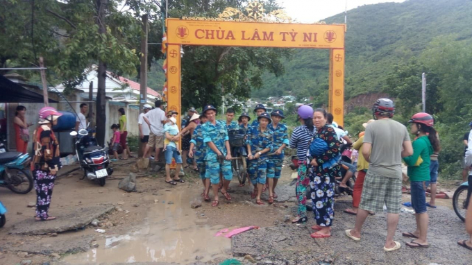 Tang thương ở Nha Trang: 12 người chết, xế hộp ch&igrave;m nghỉm trong biển nước