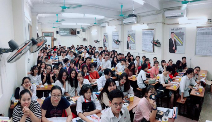 Khởi đầu bằng việc gia sư cho một học sinh, thầy Đạt đang c&oacute; hơn 1.000 học sinh theo học. (Ảnh: NVCC)