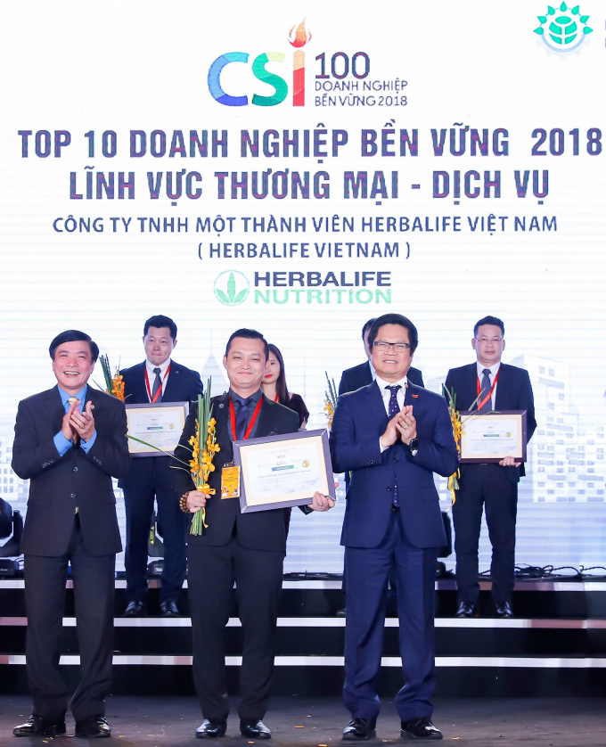 &Ocirc;ng Phạm Tường Huy, Tổng Gi&aacute;m đốc Herbalife Việt Nam (đứng giữa) nhận giải thưởng Doanh Nghiệp Bền Vững 2018.
