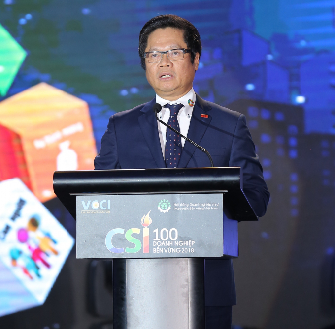 TS. Vũ Tiến Lộc, Chủ tịch VCCI, Đồng Chủ tịch VBCSD ph&aacute;t biểu tại Lễ C&ocirc;ng bố top 100 doanh nghiệp bền vững 2018.