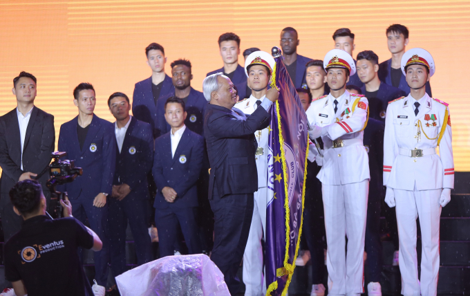 Phó Chủ tịch Quốc hội Uông Chu Lưu gắn huân chương Lao động hạng Ba lên cờ truyền thống của CLB bóng đá Hà Nội.
