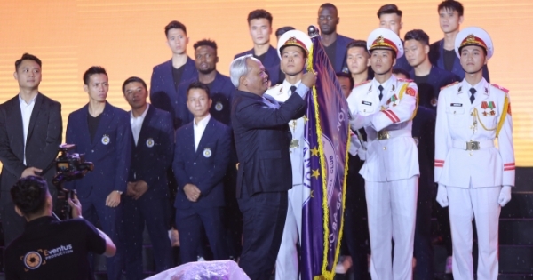 Hà Nội FC dành tặng chức vô địch cho người hâm mộ, đón nhận Huân chương Lao động hạng Ba