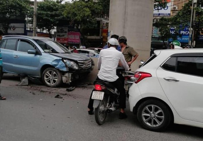 Phần đầu xe ô tô gây tai nạn bị biến dạng.