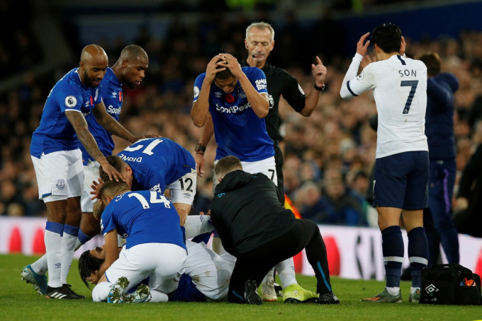 Các cầu thủ Everton vây lấy Gomes để hỗ trợ cho đồng đội. Tiền đạo Richardlison không tin những gì anh vừa nhìn thấy.