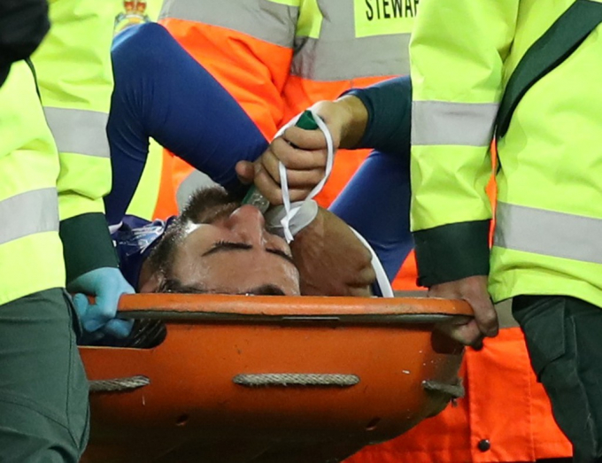 Gomes rời sân trên cáng sau pha bóng trên và được chở thẳng tới bệnh viện. Anh phải dùng thiết bị hỗ trợ hô hấp.