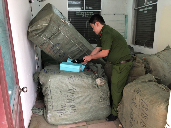 Công an thu giữ 8 tấn hàng nhập lậu về ga Đà Nẵng.