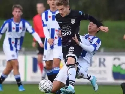 Nhìn lại màn trình diễn của Văn Hậu trong trận thảm bại 0-6 của FC Jong Heerenveen