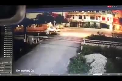 Lộ clip được cho là khoảnh khắc tàu hỏa tông ôtô chở Phó bí thư Huyện ủy ở Thanh Hoá