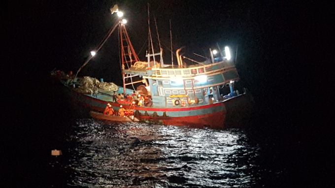 Thuyền viên tàu cá Qng 98848 TS bất ngờ bị gặp tai nạn lao động nghiêm trọng trước khi bão số 6 vào bờ.