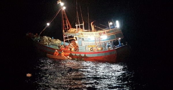 Cứu nạn thuyền viên bị tai nạn lao động nghiêm trọng trước bão số 6