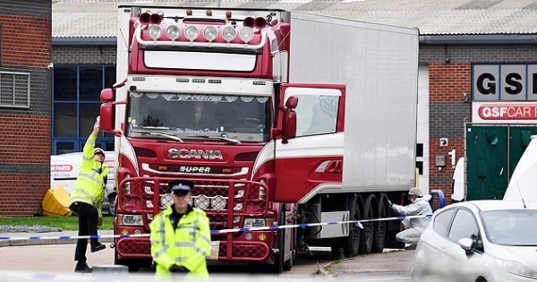 Cảnh sát Anh tiếp tục bắt xe tải nghi chở 15 người nhập cư trái phép