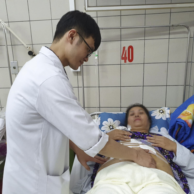 BS, Lê Văn Duy thăm khám cho bệnh nhân trước khi xuất viện. Ảnh: BV Bạch Mai
