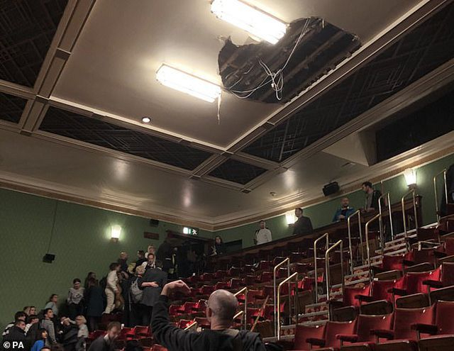 Mảng trần bị sập bên trong nhà hát Piccadilly