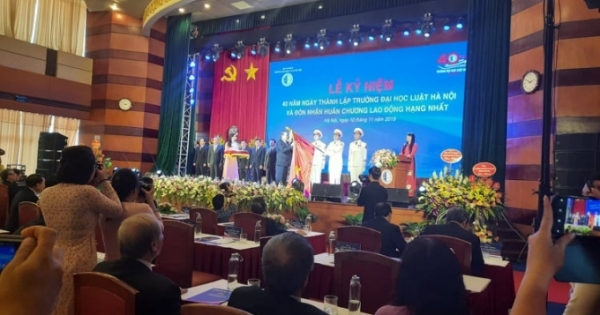 Trường đại học Luật Hà Nội đón nhận huân chương lao động hạng nhất lần thứ 2