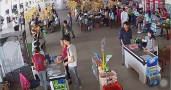 Clip - Người đàn ông thẳng tay tát nhân viên siêu thị khi con trai không mua đồ