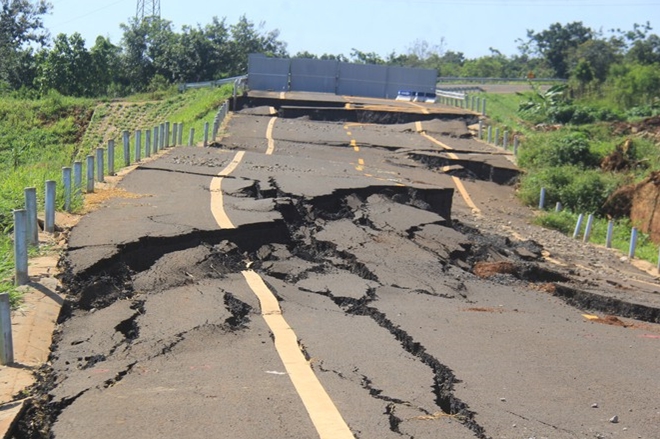 Tuyến đường tránh thị trấn Chư Sê, huyện Chư Sê bị sụt lún nghiêm trọng (ảnh: Cand).