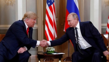 Tổng thống Putin "lôi kéo" ông Trump tới Nga dự Ngày Chiến thắng