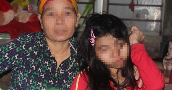 Mẹ chết lặng nghe con gái bị bại liệt khóc nức nở kể lại việc bị hiếp dâm trong đêm