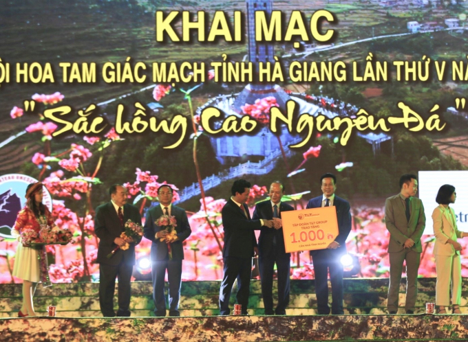 T&amp;amp;T Group  trao tang 1000 can nha tinh nghia.