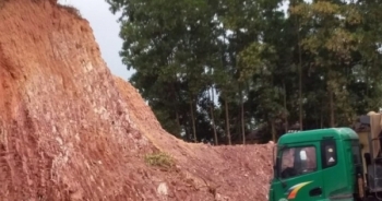 Bắc Giang: Mỏ đất ở xã Lam Cốt cấp phép “một đằng làm một nẻo”