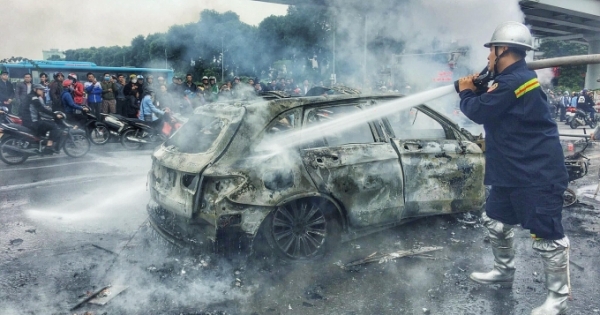 Tai nạn thảm khốc trên đường Lê Văn Lương: 3 xe máy cháy rực, xe ô tô Mercedes cháy trơ khung