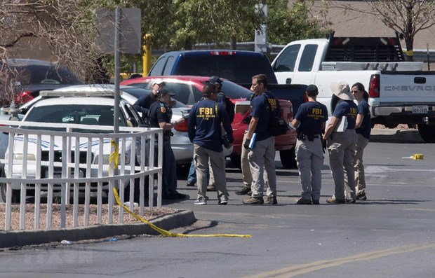 Cảnh sát điều tra tại hiện trường vụ xả súng ở El Paso, bang Texas, Mỹ, ngày 4/8/2019. (Ảnh: AFP/TTXVN)