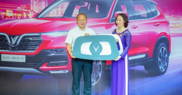 Tin kinh tế 6AM: VINFAST tặng xe LUX SA2.0 cho HLV PARK HANG-SEO; Giá vàng trong nước và thế giới cùng lao dốc