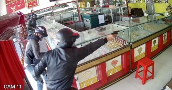 Bắt hai nghi phạm nổ súng cướp tiệm vàng ở TP HCM