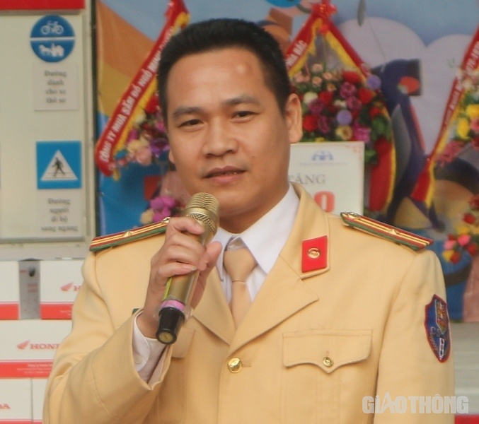 Thiếu tá Trịnh Vũ Thanh Tùng nói: Phải tạo được sự gần gũi, thân thương đối với các em học sinh và đưa những hình ảnh vi phạm thực tế để các em hiểu được.
