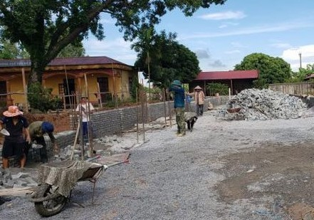 Dự án xây dựng nhà lớp học 02 tầng của trường Tiểu học xã Duy Hải thời điểm đang thi công.