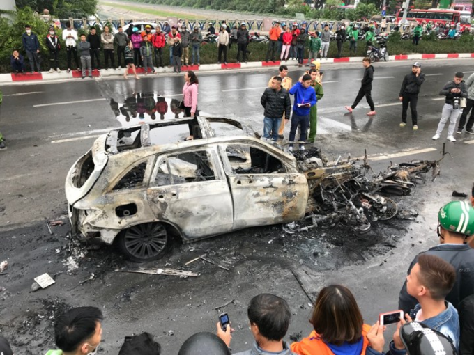 Vụ tai nạn xe Mercedes đâm liên hoàn làm chết 1 người xảy ra tại Hà Nội. Ảnh: NĐT