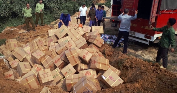 Lào Cai: Tiêu hủy trên 8,5 tấn bánh kẹo, đồ chơi trẻ em nhập lậu