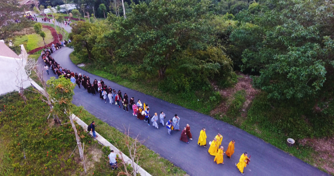 Đoàn thiền hành xuất phát từ Cung Trúc Lâm, đi theo bộ, leo núi lên Chùa Hoa Yên.