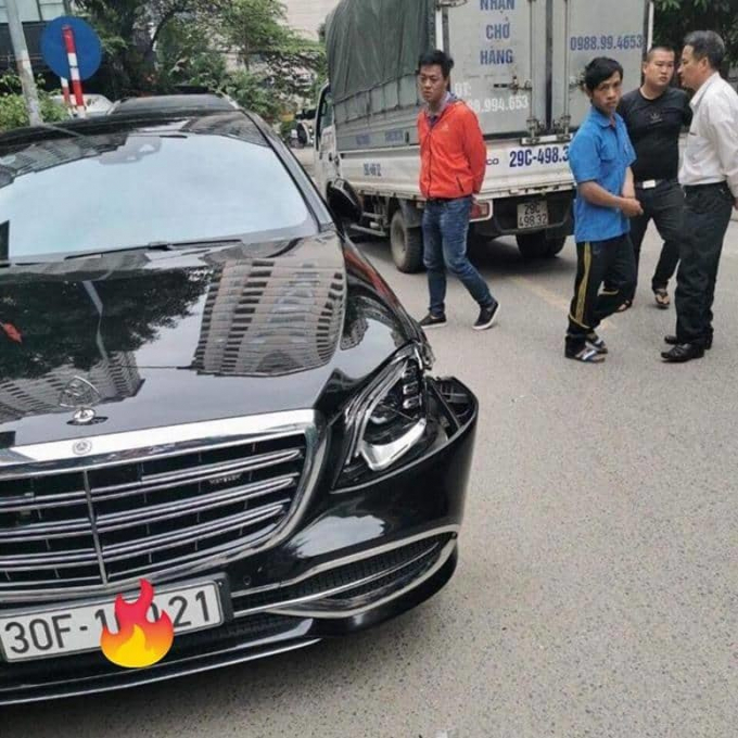 Ô tô Mercedes Maybach bị vỡ đèn bên lái sau khi bị tài xế ô tô tải lùi trúng tại địa bàn quận Cầu Giấy, Hà Nội