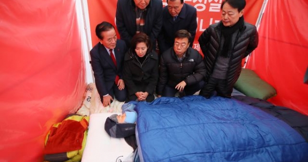 Nghị sĩ Hàn Quốc nhập viện vì tuyệt thực 8 ngày trước phủ tổng thống