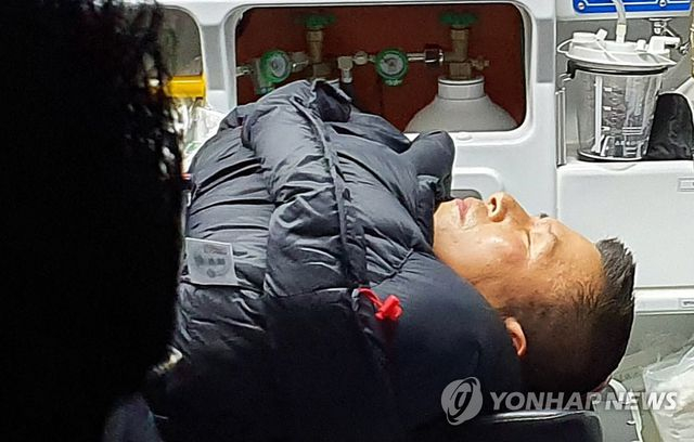 Ông Hwang được đưa tới bệnh viện (Ảnh: Yonhap News)