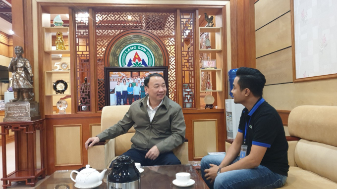 Nhà báo Cao Tuân (bên phải) làm việc với ông Nguyễn Công Trưởng - Phó Chủ tịch UBND tỉnh, Trưởng ban Chỉ đạo 389 tỉnh Lạng Sơn về kết quả xử lý vi phạm sau thông tin báo đăng.